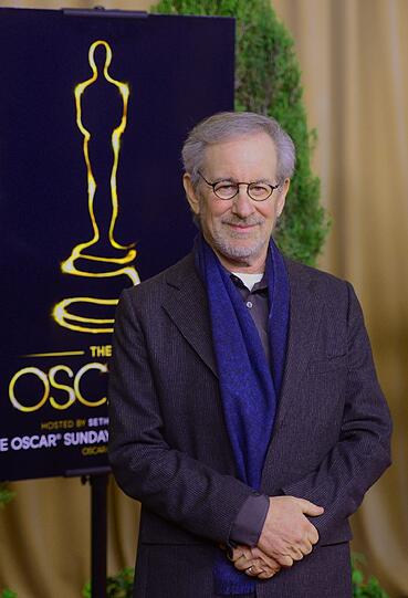 Steven Spielberg für "Lincoln". Spielberg hat schon zweimal den Regie-Oscar bekommen und zwar für "Der Soldat James Ryan" und für "Schindlers Liste".