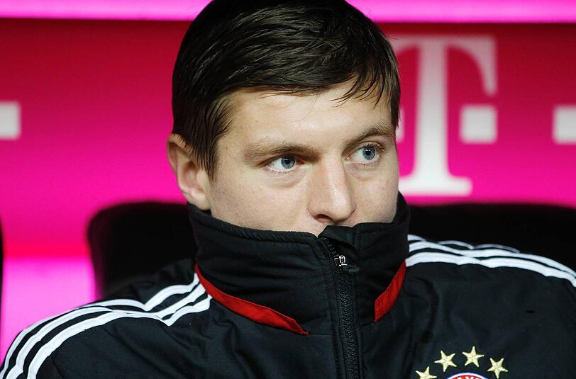 Toni Kroos auf der Bank beim Spiel des FC Bayern München gegen Eintracht Frankfurt.