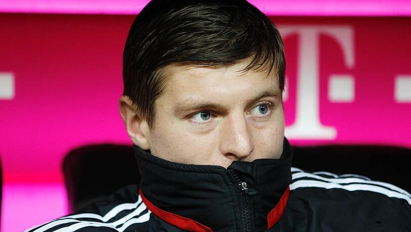 Toni Kroos auf der Bank beim Spiel des FC Bayern München gegen Eintracht Frankfurt. Toni Kroos auf der Bank beim Spiel des FC Bayern München gegen Eintracht Frankfurt.