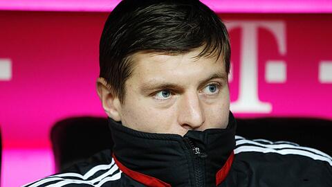 Toni Kroos auf der Bank beim Spiel des FC Bayern München gegen Eintracht Frankfurt.