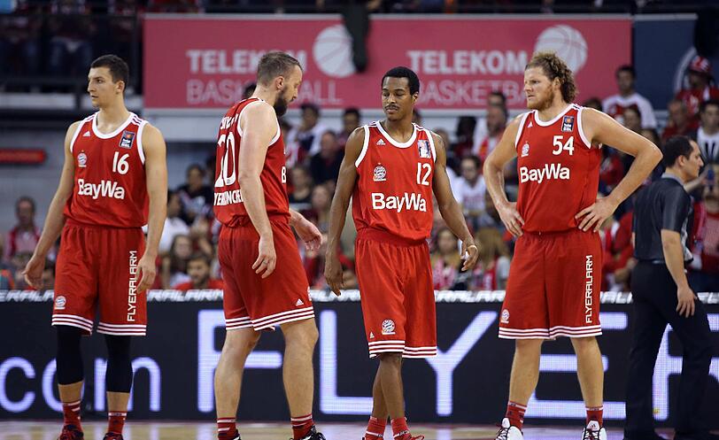Die Enttäuschung steht Paul Zipser, Dusko Savanovic, Alex Renfroe und John Bryant (v. l.) ins Gesicht geschrieben.