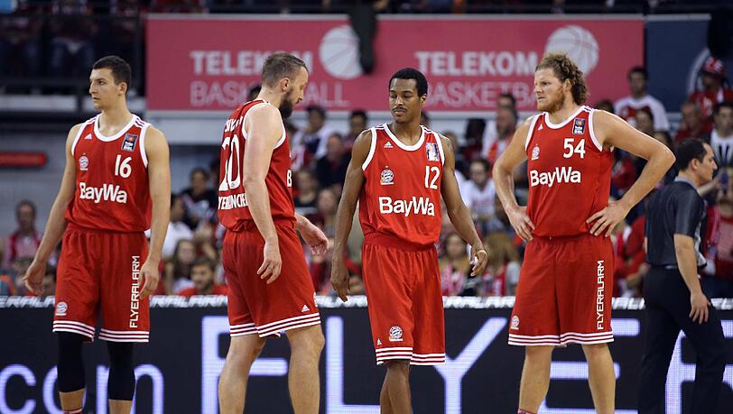 Die Enttäuschung steht Paul Zipser, Dusko Savanovic, Alex Renfroe und John Bryant (v. l.) ins Gesicht geschrieben. Die Enttäuschung steht Paul Zipser, Dusko Savanovic, Alex Renfroe und John Bryant (v. l.) ins Gesicht geschrieben.