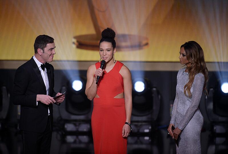 Ballon d'Or Gala 2015: Die Moderatoren James Nesbitt und Kate Abdo nehmen Celia Sasic in die Mitte.