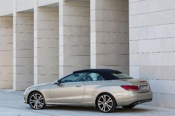 Eleganter Viersitzer: Das Mercedes E-Klasse Cabrio bietet dank des Windschottsystems Aircap und der Kopfraumheizung Airscarf Wohlfühlklima auch bei Frost.