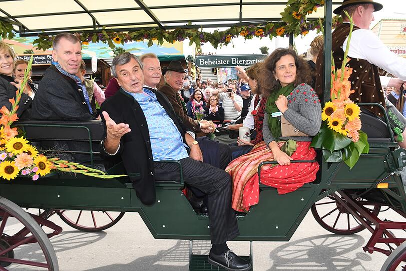 Beim Wirteeinzug im letzten Jahr: Peter Pongratz und Arabella Schörghuber führen auch nach der Scheidung noch ein Wiesn-Zelt zusammen.