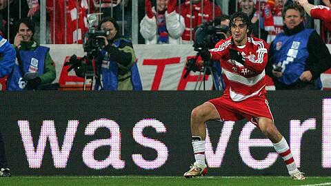 Der Ohrschrauber als Scharfschütze: Luca Toni erlöst die Bayern am 5. Dezember 2008 mit seinem 2:1 in der Nachspielzeit gegen Hoffenheim.