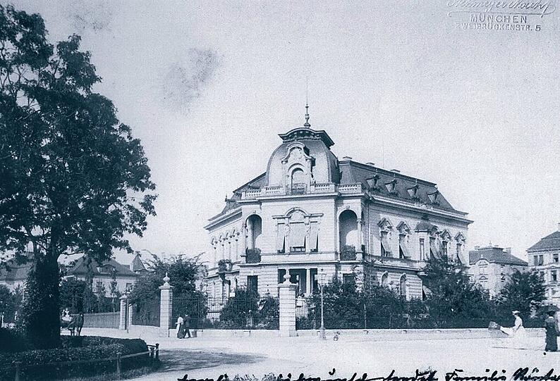 Im ersten Stock der schlossartigen Villa in der Prinzregentenstraße 61 wohnte Wilhelm Conrad Röntgen. Ein Nachmieter: Junggeselle Prinz Joseph Clemens von Bayern (1902-1990) &ndash; mit 80 Katzen.