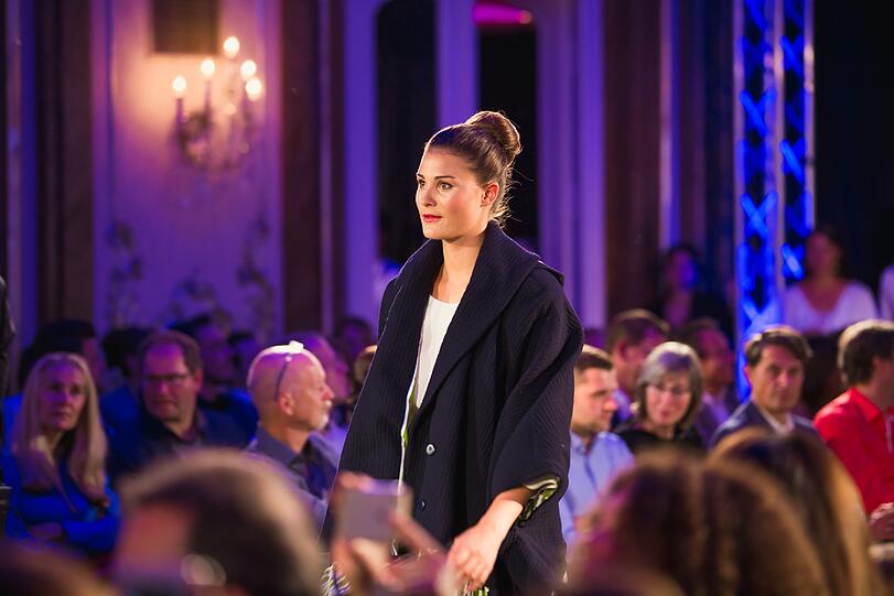 Selina beim Finale der Schönen Münchnerin 2018. Ihre Walks über den Catwalk im Silbersaal des Deutschen Theater überzeugen die Jury.