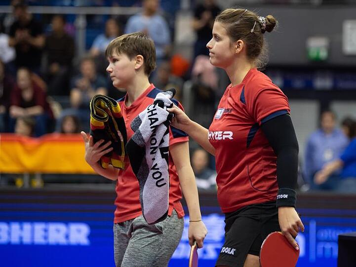 Nina Mittelham (l) und Petrissa Solja gehen nach dem Spiel enttäuscht vom Spielfeld.
