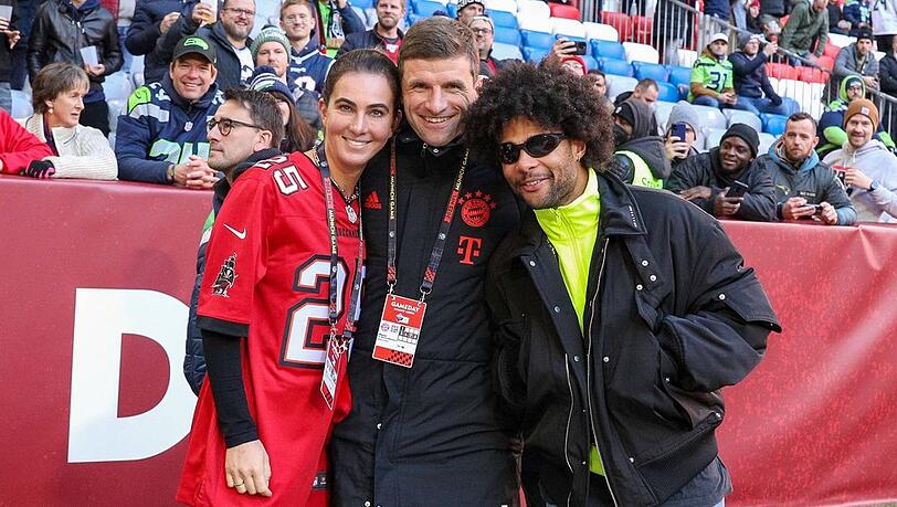 Thomas Müller posiert im Stadion mit seiner Frau Lisa und seinem Teamkollegen Serge Gnabry.