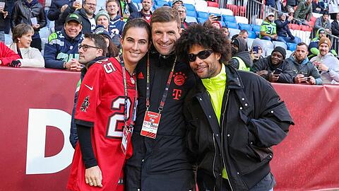 Thomas Müller posiert im Stadion mit seiner Frau Lisa und seinem Teamkollegen Serge Gnabry.