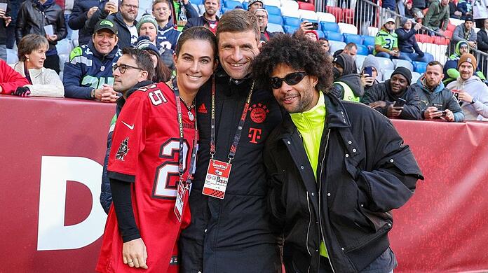 Thomas Müller posiert im Stadion mit seiner Frau Lisa und seinem Teamkollegen Serge Gnabry.