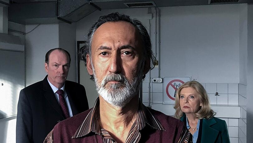 "Die Kanzlei: Spätfolgen": Isa von Brede (Sabine Postel, r.) und Markus Gellert (Herbert Knaup, l.) verteidigen den syrischen Flüchtling Mahmud Hadad (Ercan Durmaz), der wegen Geiselnahme angeklagt wird.