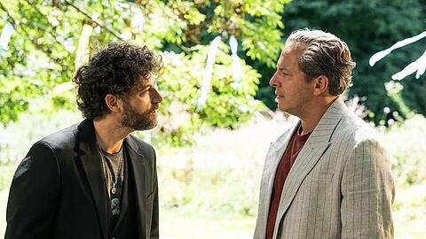 "Louma - Familie ist kein Kinderspiel": Mo (Timur Işık, l.) und Tristan (Trystan P&uuml;tter) im Streitgespr&auml;ch.