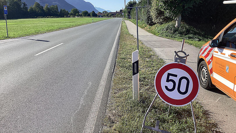 Schon wieder ist das Ortsschild von Nu&szlig;dorf am Inn weg. Trotzdem gilt Tempo 50 innerorts.