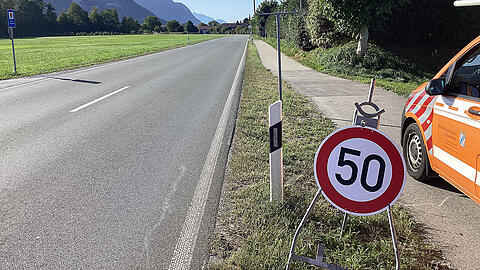 Schon wieder ist das Ortsschild von Nu&szlig;dorf am Inn weg. Trotzdem gilt Tempo 50 innerorts.