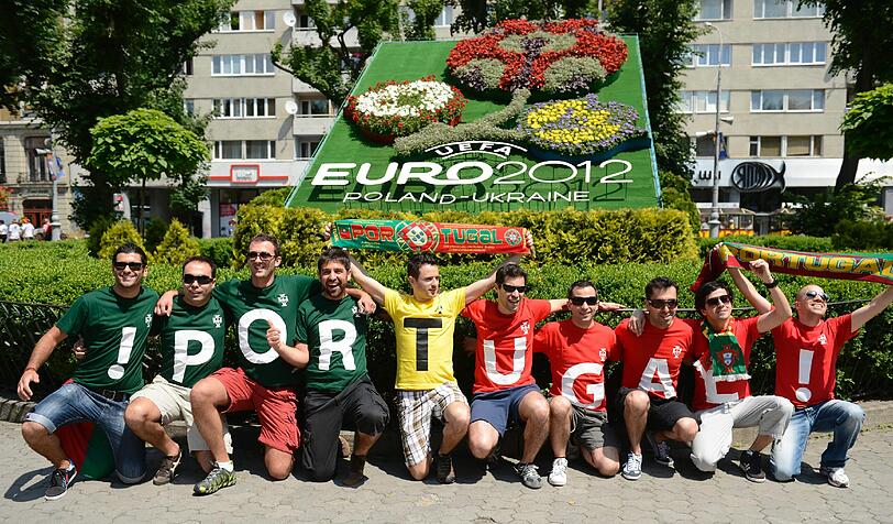 So verrückt sind die internationalen Fußball-Fans bei der EURO 2012 - sehen Sie hier die skurrillsten, witzigsten und heißesten Bilder aus Polen und der Ukraine.