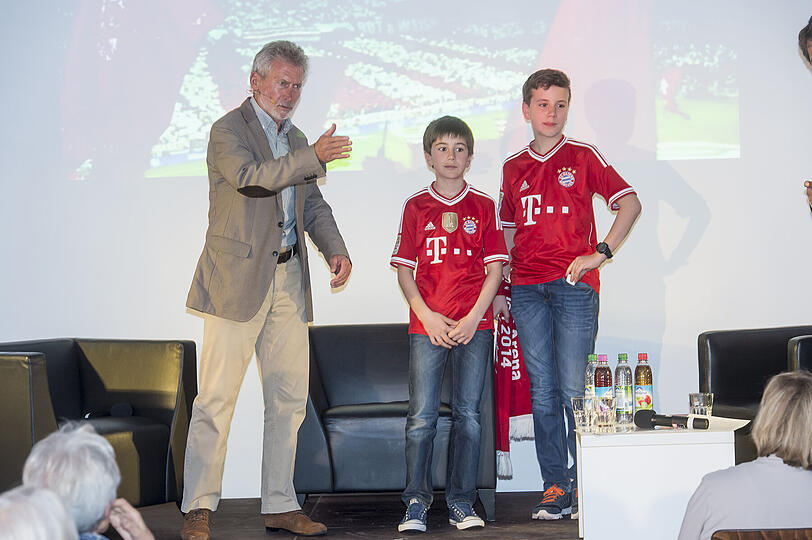 Voller Einsatz für die Vorsorge: Fußball-Legende Paul Breitner mit Leo und Max aus Siegsdorf.
