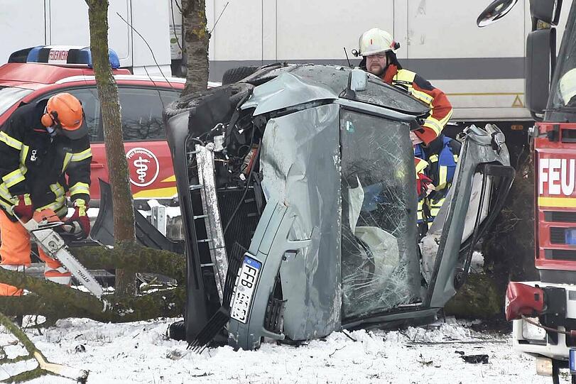 Die Feuerwehr musste eine schwer verletzte Person aus dem Unfallwrack bergen.