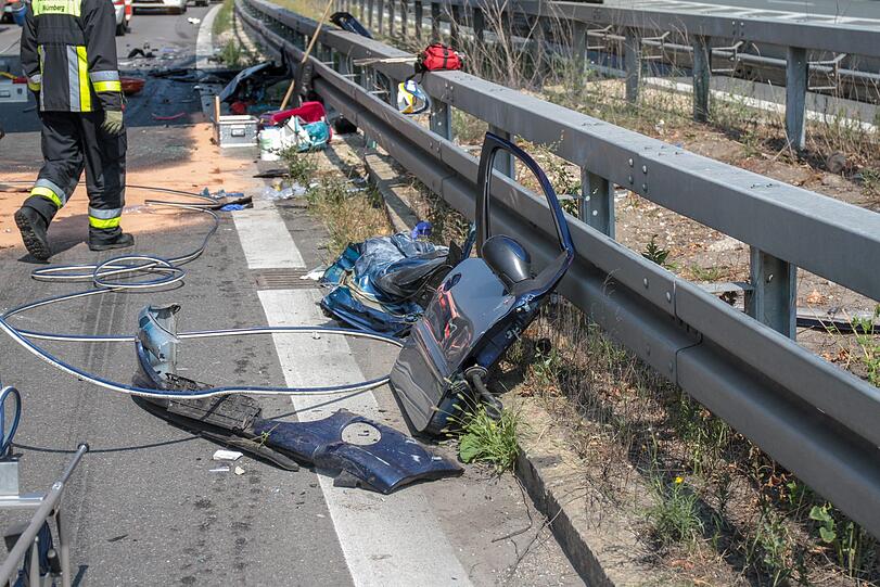 Der Pkw wurde komplett zerstört, sowohl die Fahrerin als auch der Fahrer erlitten schwere Verletzungen. Auch viele Insassen im Bus wurden verletzt. Die Bilder vom Unfallort auf der A73 bei Nürnberg.