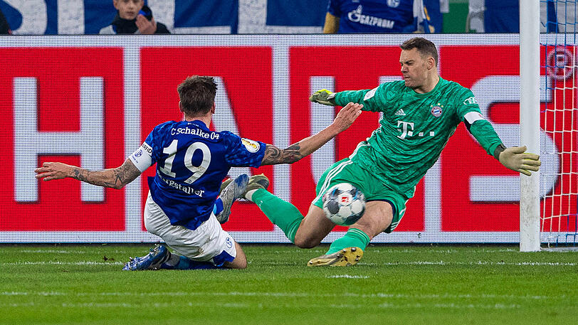 Neuer vereitelte einige Großchancen der Schalker &ndash; hier gegen Guido Burgstaller.