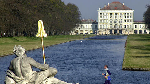 Im Vordergrund wacht Neptun, hinten thront das Schloss.