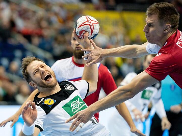 Deutschlands Steffen Weinhold (l) wird beim Wurf von einen Russen geblockt.