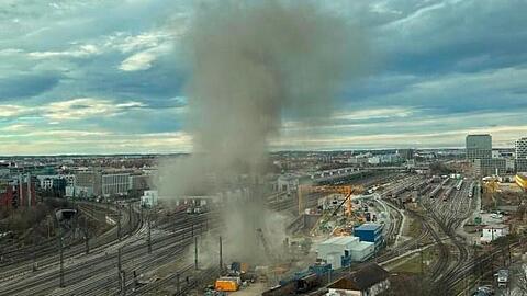 Staub und Rauch steigen kurz nach der Explosion der Fliegerbombe auf.