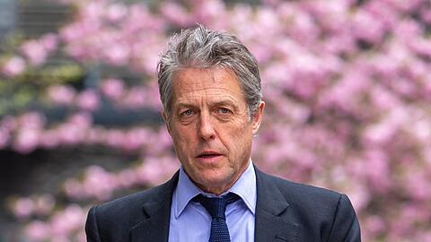 Hugh Grant auf dem Weg zum High Court in London.
