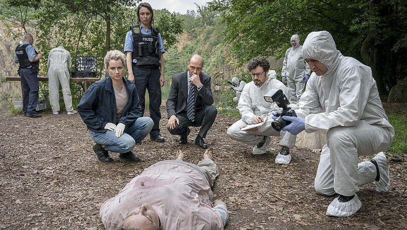 Leonie Winkler (Cornelia Gröschel), Polizistin Antje (Victoria Schulz), Peter Schnabel (Martin Brambach) und Dr. Himpe (Ron Helbig) inspizieren die Tote Lilly-Marie Reuter (Dilara Aylin Ziem) am Leichen-Fundort.