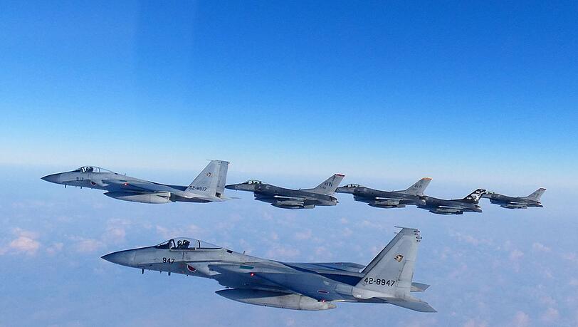Chinesische Militärflugzeuge sollen japanische Kampfjets mit ihrem Feuerleitradar ins Visier genommen haben. (Archivfoto) Chinesische Militärflugzeuge sollen japanische Kampfjets mit ihrem Feuerleitradar ins Visier genommen haben. (Archivfoto)