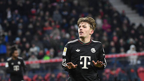 Ruhig bleiben: Bayerns Lennart Karl nach dem ersten seiner beiden Tore gegen Salzburg mit dem Calma-Jubel von Cristiano Ronaldo.