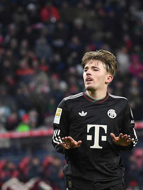 Ruhig bleiben: Bayerns Lennart Karl nach dem ersten seiner beiden Tore gegen Salzburg mit dem Calma-Jubel von Cristiano Ronaldo.