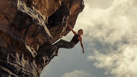 Charlize Theron als Sasha in "Apex".