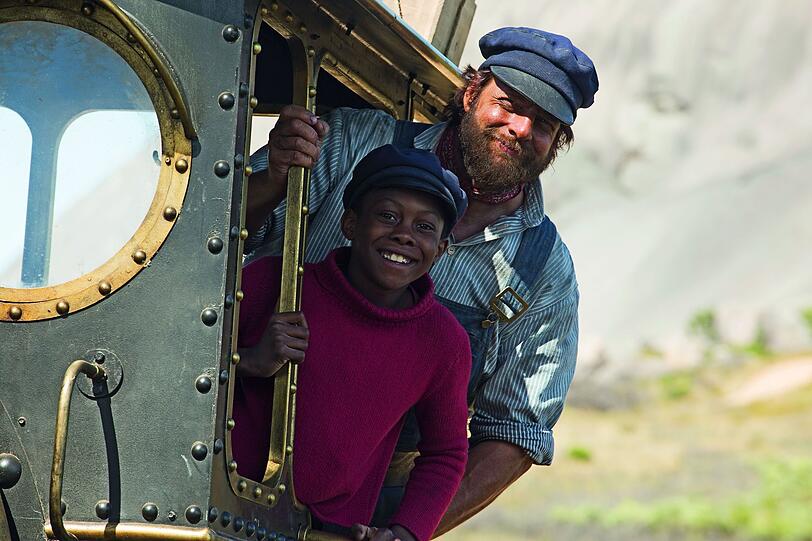 Jim Knopf (Solomon Gordon, vorne) und Lukas (Henning Baum) sind mit Lokomotive Emma unterwegs. Jim Knopf (Solomon Gordon, vorne) und Lukas (Henning Baum) sind mit Lokomotive Emma unterwegs.