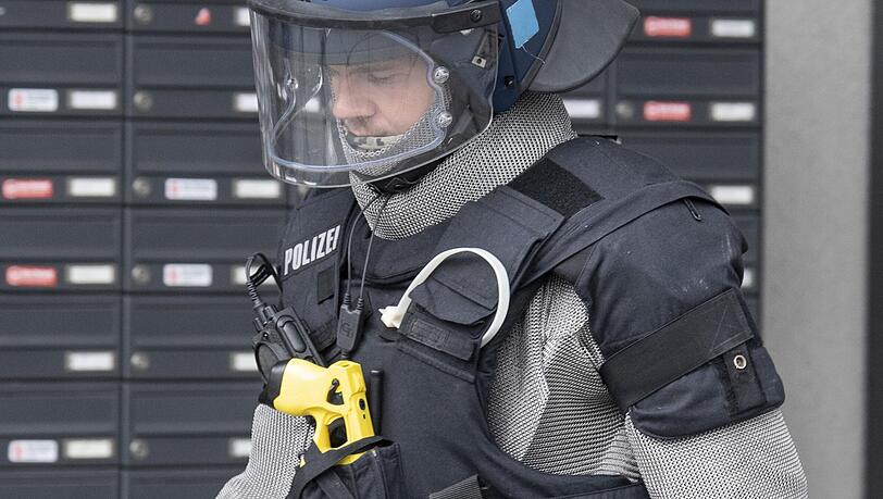 Ein Beamter eines Spezialeinsatzkommandos im Kettenhemd. (Symbolbild) Ein Beamter eines Spezialeinsatzkommandos im Kettenhemd. (Symbolbild)