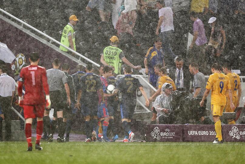 Ein heftiges Gewitter hat zu einer Unterbrechung der EM-Partie zwischen der Ukraine und Frankreich geführt. Die Bilder.