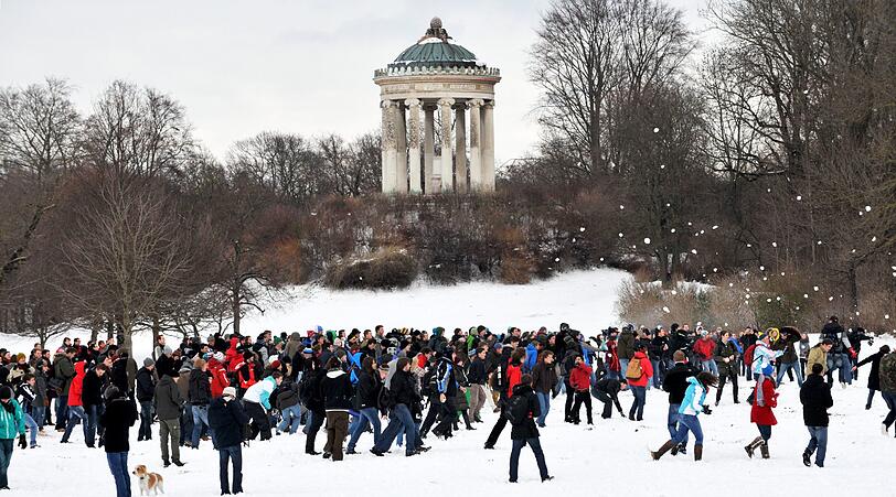 Wenn die Schneebälle fliegen: LMU vs TU im Englischen Garten.