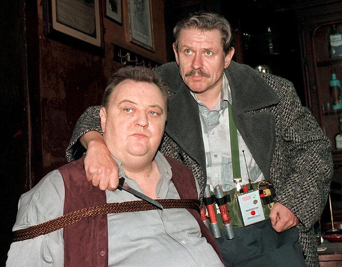 Dieter Pfaff (l, als Hauptkommissar Hans Sperling) und Wolf-Dietrich Sprenger (als Bankräuber Lindner) in einer Szene des ZDF-Krimis "Sperling - Dynamit".