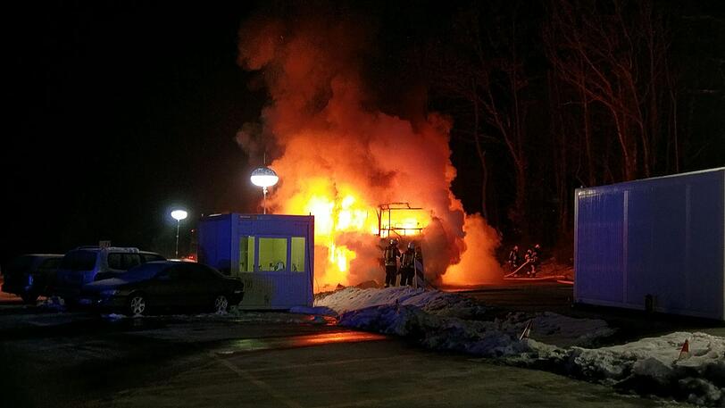 Am frühen Sonntagmorgen brannte ein Reisebus am Grenzübergang Walserberg komplett aus. Die Bilder vom Einsatz.
