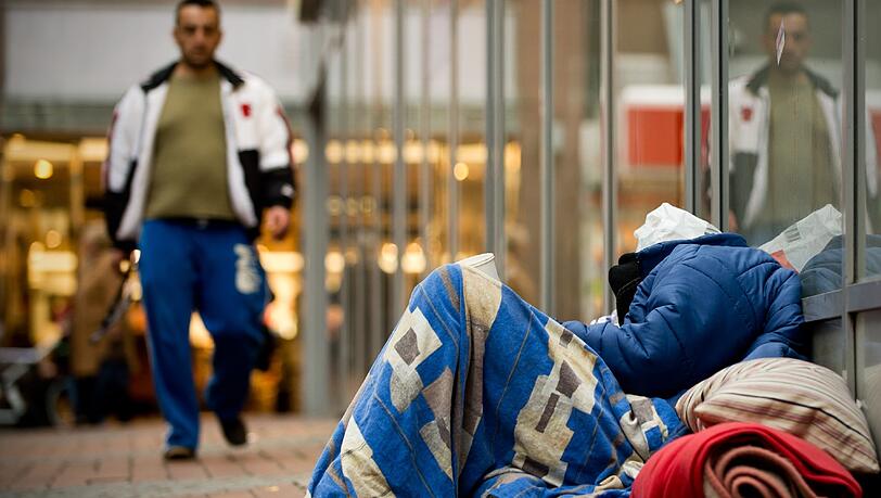 Wenn es draußen kalt ist, kann es für Obdachlose schnell gefährlich werden. Die Stadt bietet deshalb in den Wintermomnaten eine Unterkunft an. Wenn es draußen kalt ist, kann es für Obdachlose schnell gefährlich werden. Die Stadt bietet deshalb in den Wintermomnaten eine Unterkunft an.