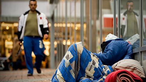 Wenn es draußen kalt ist, kann es für Obdachlose schnell gefährlich werden. Die Stadt bietet deshalb in den Wintermomnaten eine Unterkunft an.