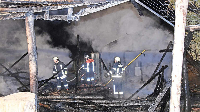 Die Hütte brannte komplett nieder, die Feuerwehr musste den Rest des Gebäudes sogar noch einreißen. Die Bilder vom Einsatzort.