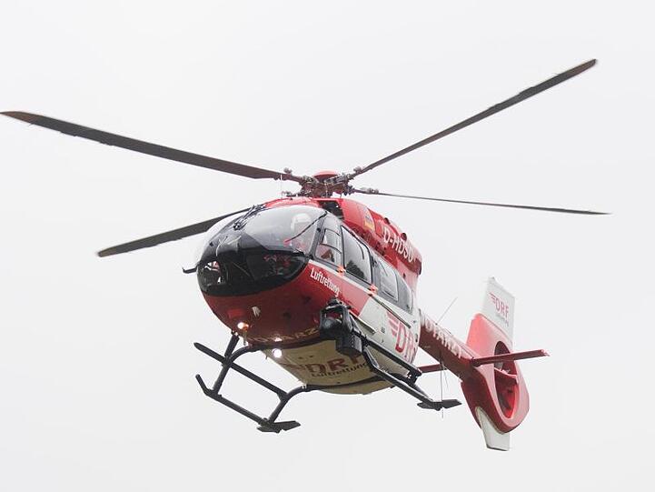 Ein Rettungshubschrauber fliegt durch die Luft. Foto: Julian Stratenschulte/Archiv