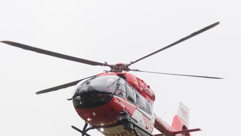 Ein Rettungshubschrauber fliegt durch die Luft. Foto: Julian Stratenschulte/Archiv Ein Rettungshubschrauber fliegt durch die Luft. Foto: Julian Stratenschulte/Archiv