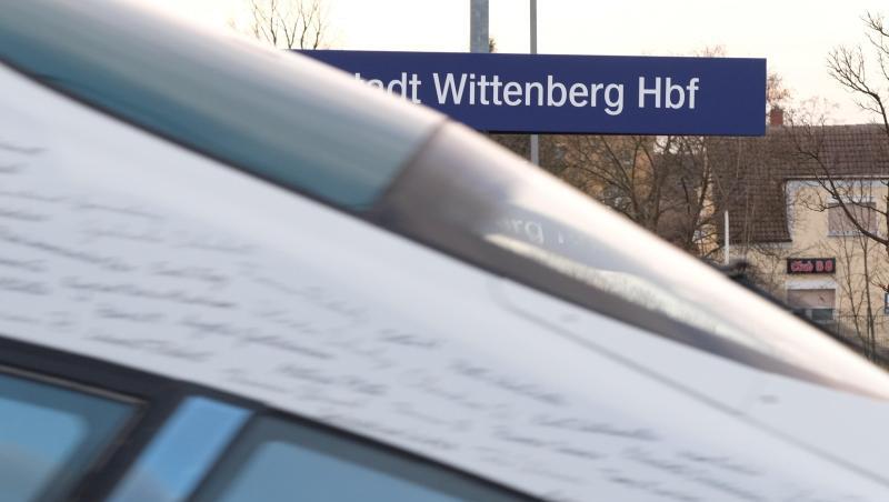 Ein ICE fährt am Bahnhof von Wittenberg entlang. Ein betrunkener ICE-Lokführer hat den Halt am Bahnhof an Wittenberg verpasst. Ein ICE fährt am Bahnhof von Wittenberg entlang. Ein betrunkener ICE-Lokführer hat den Halt am Bahnhof an Wittenberg verpasst.