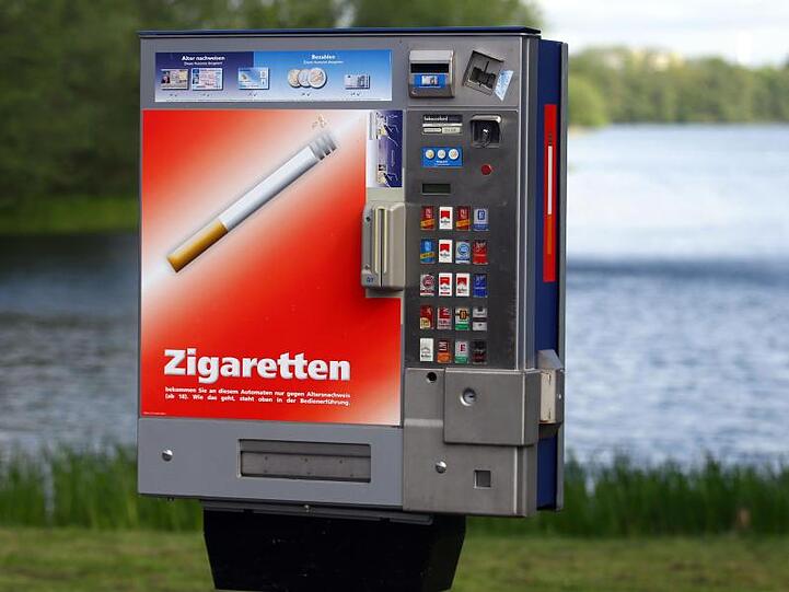 Ein Zigarettenautomat steht an einem See. Foto: Jens Büttner/dpa-Zentralbild/dpa/Archivbild