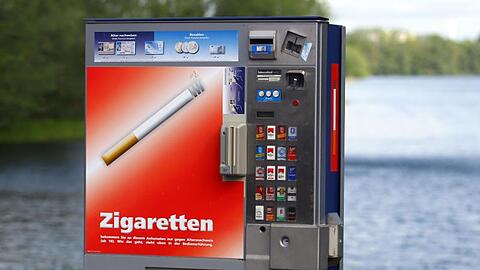 Ein Zigarettenautomat steht an einem See. Foto: Jens Büttner/dpa-Zentralbild/dpa/Archivbild