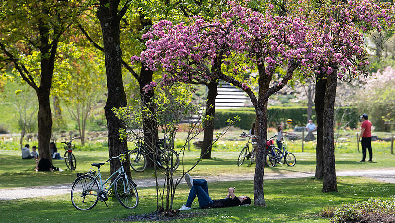 Das schöne Frühlingswetter hat am Samstag etliche Leute in den Westpark gelockt. Dabei ist es nicht immer so friedlich geblieben wie auf diesem Foto. (Symbolbild)