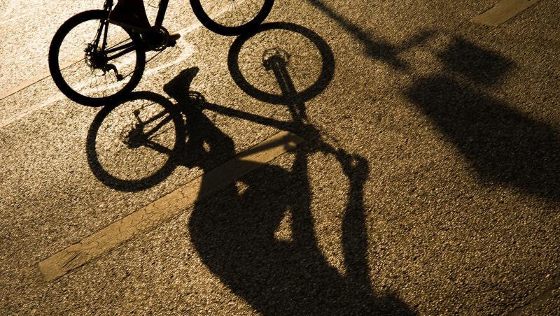 Der Schatten eines Radfahrers auf einer Straße in der Münchner Innenstadt.